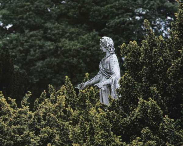 Patung Klasik di Tengah Taman